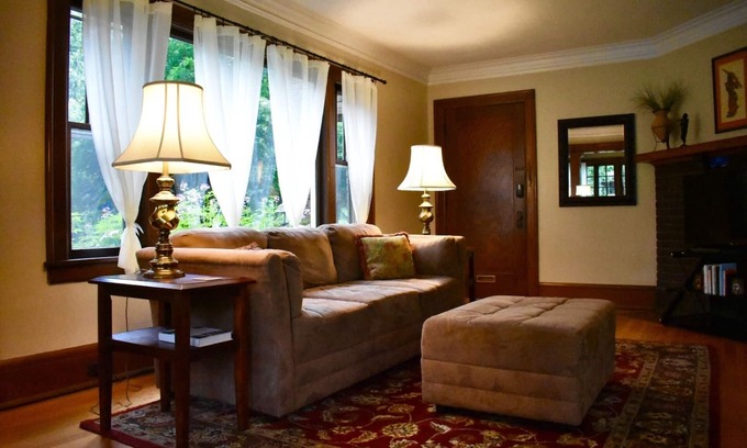 Ecco Apartment | Uptown 3BR steps to Lake Calhoun, near Downtown&Mall of America, Garden Patio!