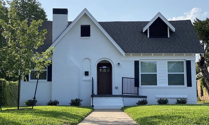 Austin Ave. House | Uptown Cottage, 5 Minutes from Magnolia Market