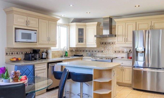 Fletchers Creek South House | Uptown Oasis Home near Pearson Airport