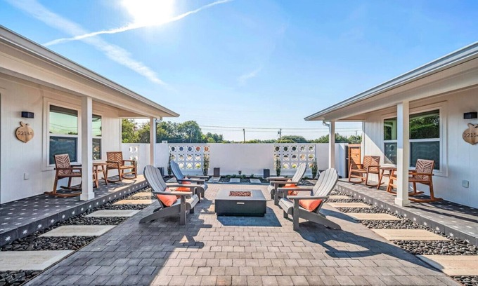 Austin Ave. Condo | Uptown Peach ~Suite Minutes from Magnolia + Baylor