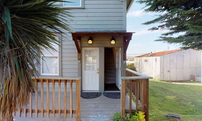Eureka House | Uptown Rooftop Views, Modern 2 Bedroom Home