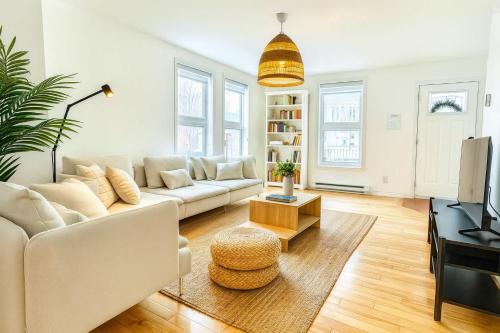 Maizerets Apartment | Urban Boho Escape 4 Bedrooms King Beds