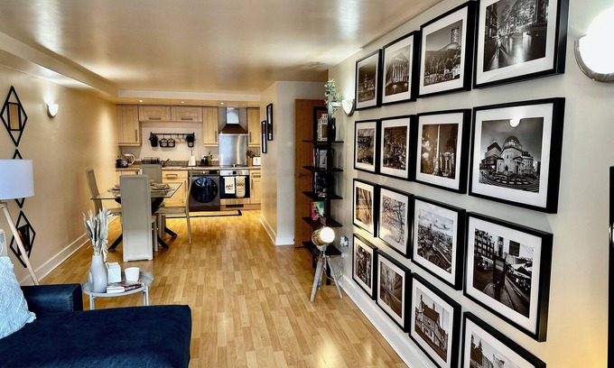 Bordesley Apartment | Urban Chic: 2BR + FREE Parking