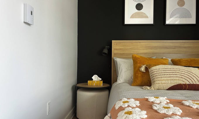 Griffintown Apartment | Urban Executive Studio 30+ days Griffintown