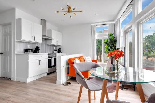 Seward Place Apartment | Urban Nest #3 Bright loft steps to Proctors