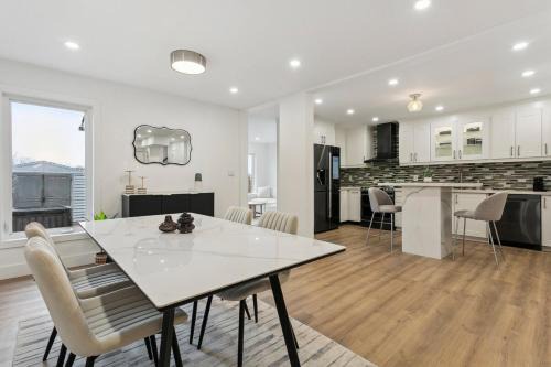 East Credit House | Urban Nest Home 4bed 4bath Parking Baby Crib
