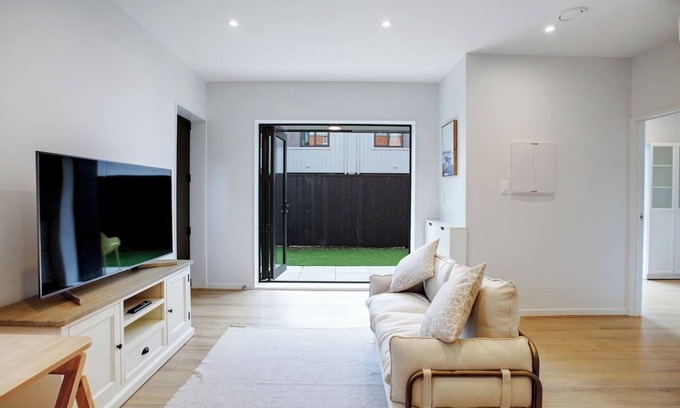 Greenlane - Ellerslie House | Urban Vogue Escape with Parking and Air-con