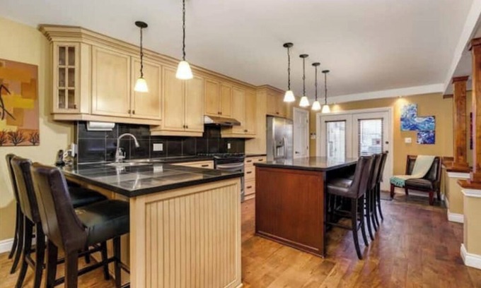 Cornwall Apartment | Urban Oasis: 4BR Rooftop Retreat With Hot Tubnn