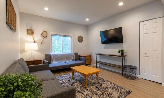 Mount Washington Apartment | Urban Oasis Easy City Access Brand New