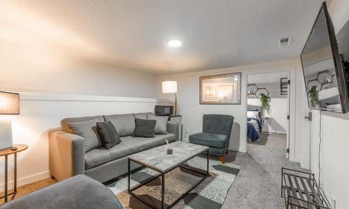 People's Freeway Hotel | Urban Oasis With Private Parking