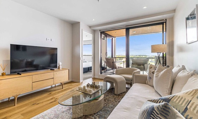 Onehunga Apartment | Urban Retreat: 2 Bd Apt, WiFi, AC, Parking