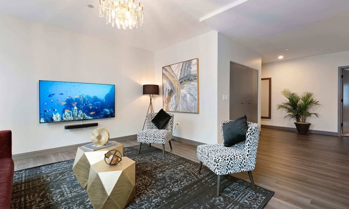 Downtown Chicago Apartment | Urban Retreat: 2BR, Resort Amenities, Downtown