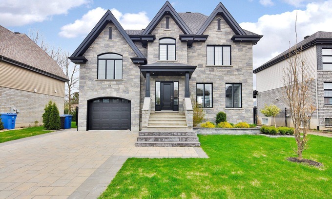 Saint-Hubert House | Urban Retreat - 3 Beds| 6 Guests| Free Parking