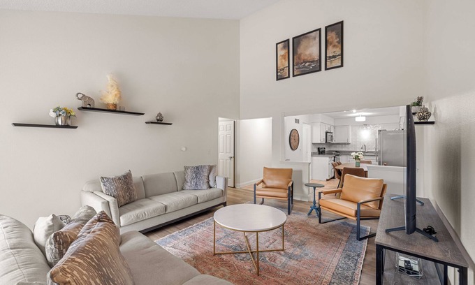 West Des Moines House | URBAN RETREAT - 4 BEDROOM HOUSE, FAMILY FRIENDLY with ARCADE, GAMES.