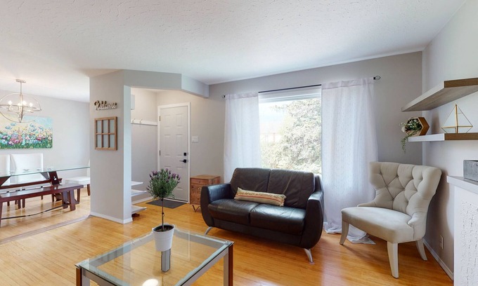 Southeast Edmonton House | *Urban Sanctuary*| 5 min Whyte Ave|1 min Ravine