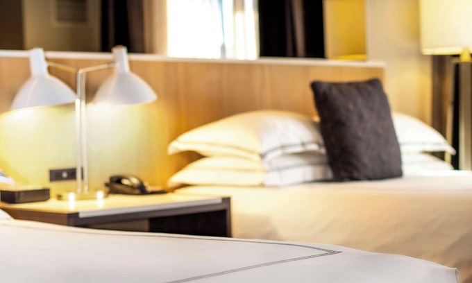 Midtown Toronto Hotel | Urban Sophistication: Spacious Rooms, Close to Arts Scene and Attractions