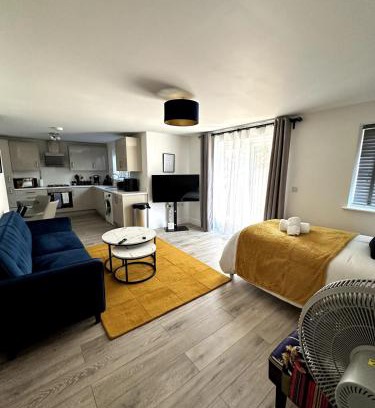 Woking Apartment | Urban Stay 5 Guests Free Parking
