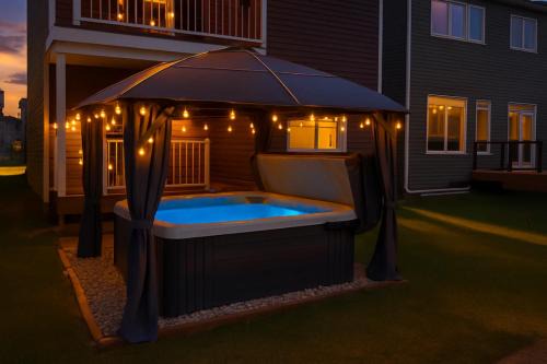 Southwest Edmonton House | Urban Utopia - Hot Tub - King Bed - BBQ - Sleeps 16 - Garage