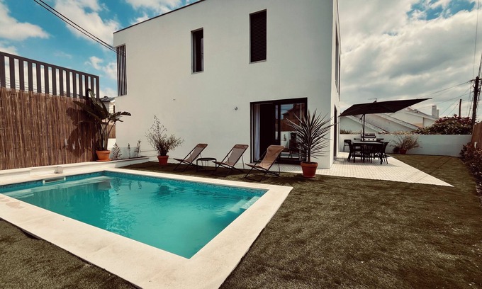 Charneca de Caparica e Sobreda House | Urban Villa close to Lisbon and the Beach!