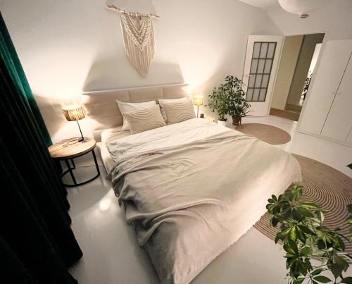 Poznan Apartment | Urokliwy Azyl w Mieście: Komfort i Spokój, Projektor i HI-FI, 6 Minut Kolejką do Centrum.