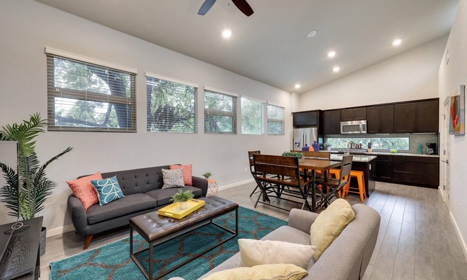 Govalle House | UT Football Fave - Mins to Downtown + Rainey St