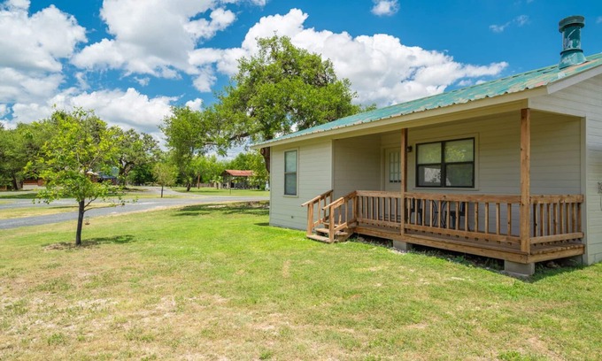 Utopia Cabin | Utopia River Retreat is a secluded paradise nestled along the Sabinal River in the Texas Hill Country.