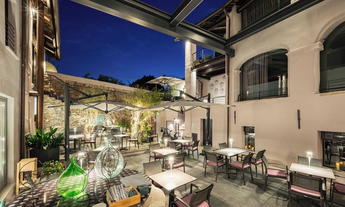 La Morra House | Uve Rooms & Wine Bar