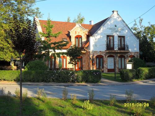 Diosgyor House | Várkert Panzió
