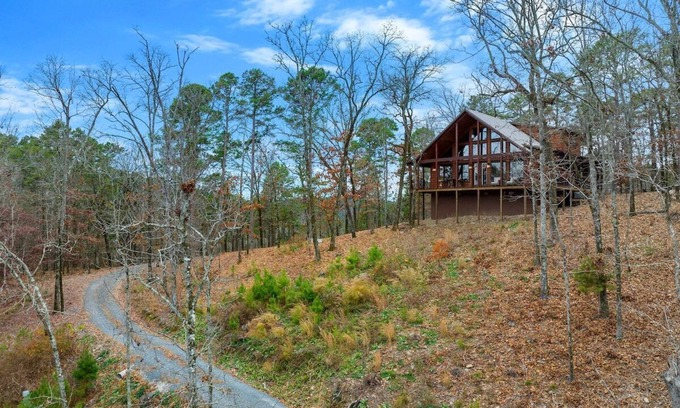 Broken Bow Cabin | Vacana Mtn View Gorgeous Views, Hot Tub, Hiking Nearby