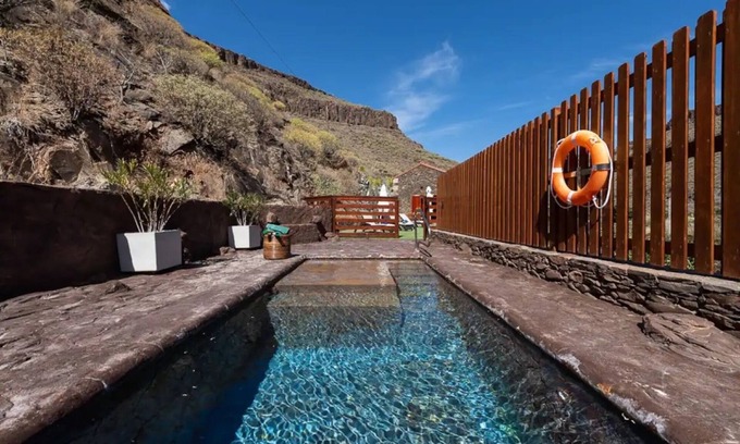 Montana la Data House | Vacation Home 'Paisajes Rurales Y Piscina Privada' with Mountain View, Wi-Fi and Air Conditioning