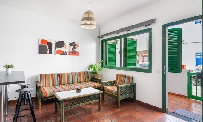 Caleta de Famara Apartment | Vacation Apartment 'Famarabeach' with Mountain View, Private Terrace and Wi-Fi