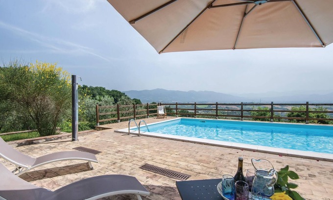 Fornole Apartment | Vacation apartment in a country house, former farm, surrounded by vineyards and olive groves.