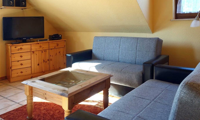 Parow Apartment | Vacation apartment on the upper floor 3 - Ferienwohnungen Kirsch in Parow