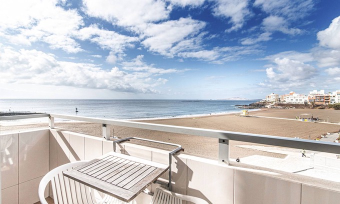 Melenara Apartment | Vacation Apartment 'Vista Playa Y Mar - Sea View' with Balcony, Wi-Fi and Air Conditioning