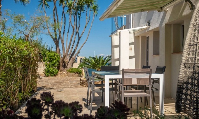 Giens Apartment | Vacation apartment with garden 5m from the water, ideal for families and water sports enthusiasts.