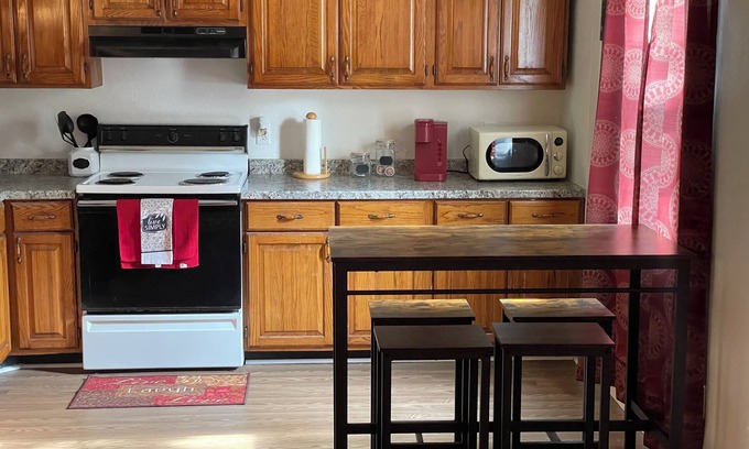 Hardy Condo | Vacation Condo #2 2BR with full kitchen, walk to river and shops, pets welcome