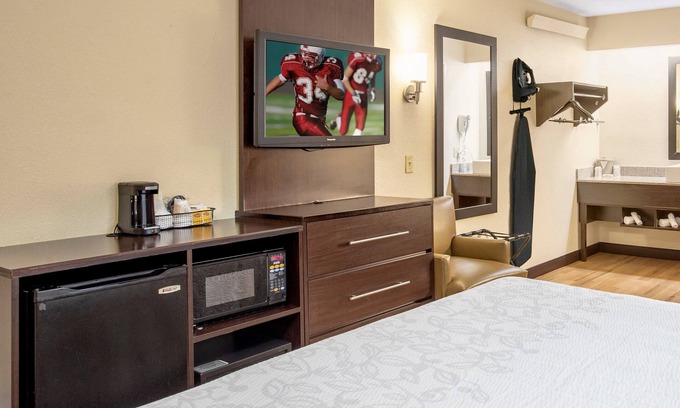 Secaucus House | Vacation Day Is Always A Great Idea! Free Parking and Pet-friendly Property