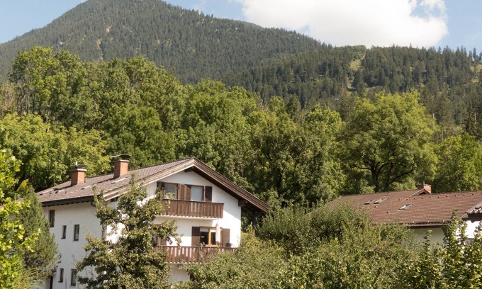 Garmisch-Partenkirchen Apartment | Vacation apartment with a beautiful view. Close to the center.