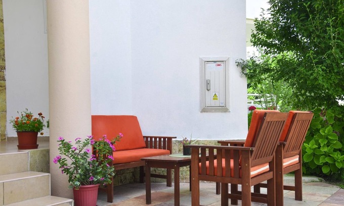 Gjerana Apartment | Vacation Flat w Garden and Balcony in Ulcinj