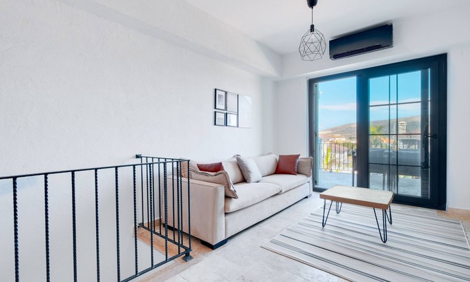 Alacati Apartment | Vacation flat w pool and balcony, 5 min to beach