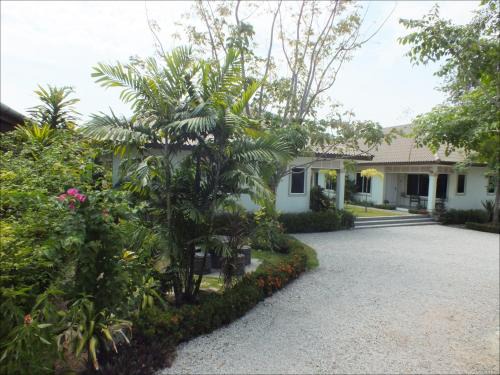 Si Sunthon House | Vacation Garden Villa