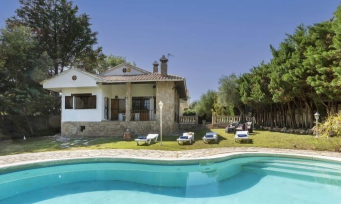 Can Carbonell House | Vacation home Izan in Caldes de Malavella - 6 persons, 3 bedrooms