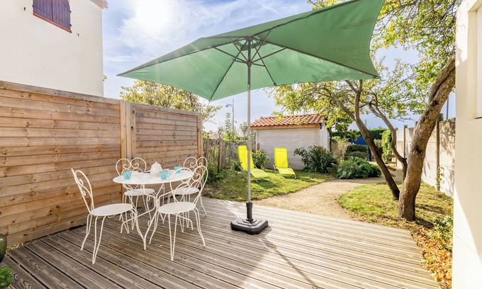 Ste Marie sur Mer House | Vacation Home "Bois Flottés - Maisonnette 700m Mer" with Private Terrace, Private Garden & Wi-Fi