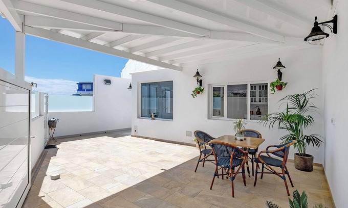 El Golfo House | Vacation Home 'El Pasero' with Mountain View, Private Terrace and Wi-Fi