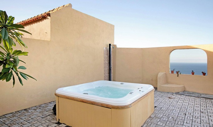 La Mancha House | Vacation Home 'Jacuzzi Comfort Sea Views Stay' with Sea View, Private Terrace and Wi-Fi