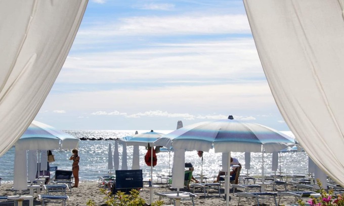 Lido di Pomposa Apartment | Vacation home front and sea view with beach service and covered parking.
