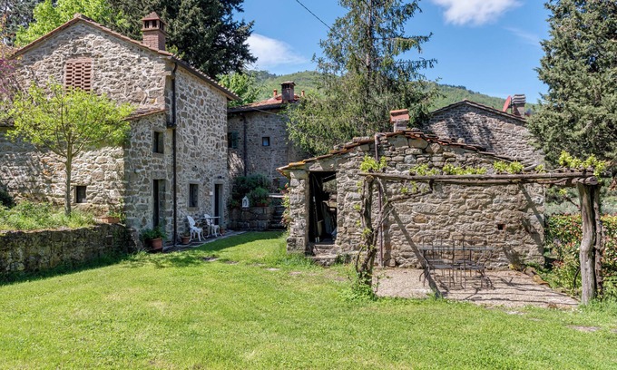 Londa House | Vacation Home "Fienile Con Piscina Vicino Firenze" with Mountain View, Shared Pool & Wi-Fi