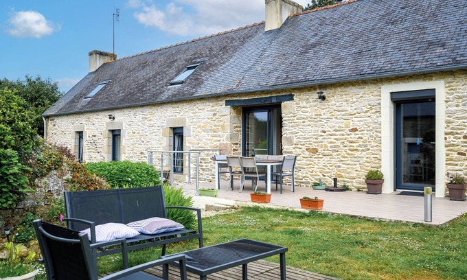 Ploneour-Lanvern House | Vacation Home "Gîte Authentique Breton: with Private Terrace, Private Garden & Wi-Fi