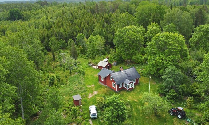 Morlunda House | Vacation home in a secluded location in Småland - Hus Hällemåla in the middle of the forest