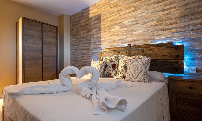 Deltebre House | Vacation Home 'Lo Riu' near River with Mountain View, Wi-Fi, Terrace & A/C